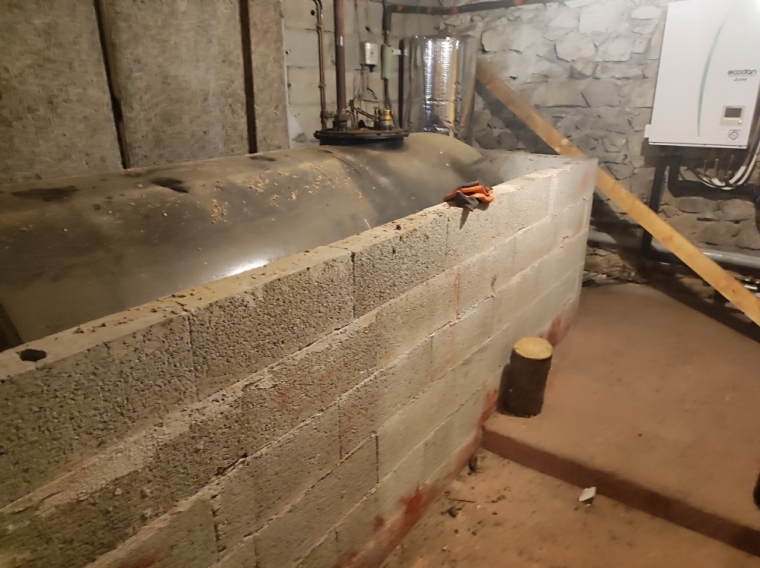 DECOUPAGE D UNE CUVE A FIOUL DE 5000 LITRES DEMOLITION D UN MUR DE RETENTION A AUBENAS